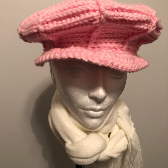 Unisex Throw Back Hat . Crocheting 🧶 - Picture 4 of 8